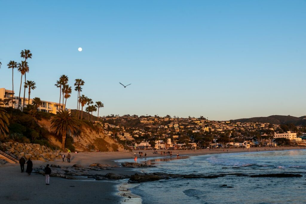 Laguna Beach coastline, Orange County, California. Photo Trac Vu / Unsplash; illustrative guide cover.