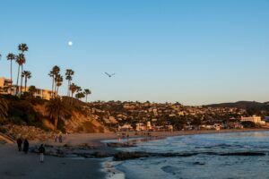 Laguna Beach coastline, Orange County, California. Photo Trac Vu / Unsplash; illustrative guide cover.