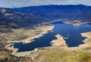 Aerial view of Lake Isabella and Isabella Dam, Kern County, 2009. Photo: John Wiley (Jw4nvc); CC BY 3.0.