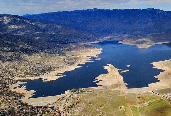 Aerial view of Lake Isabella and Isabella Dam, Kern County, 2009. Photo: John Wiley (Jw4nvc); CC BY 3.0.
