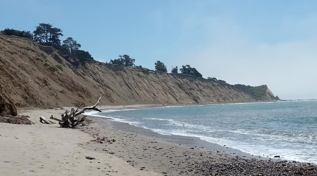 Coastal landscape at Agate Beach near Bolinas, Marin County, photographed in July 2023 by Kognos, CC BY-SA 4.0.