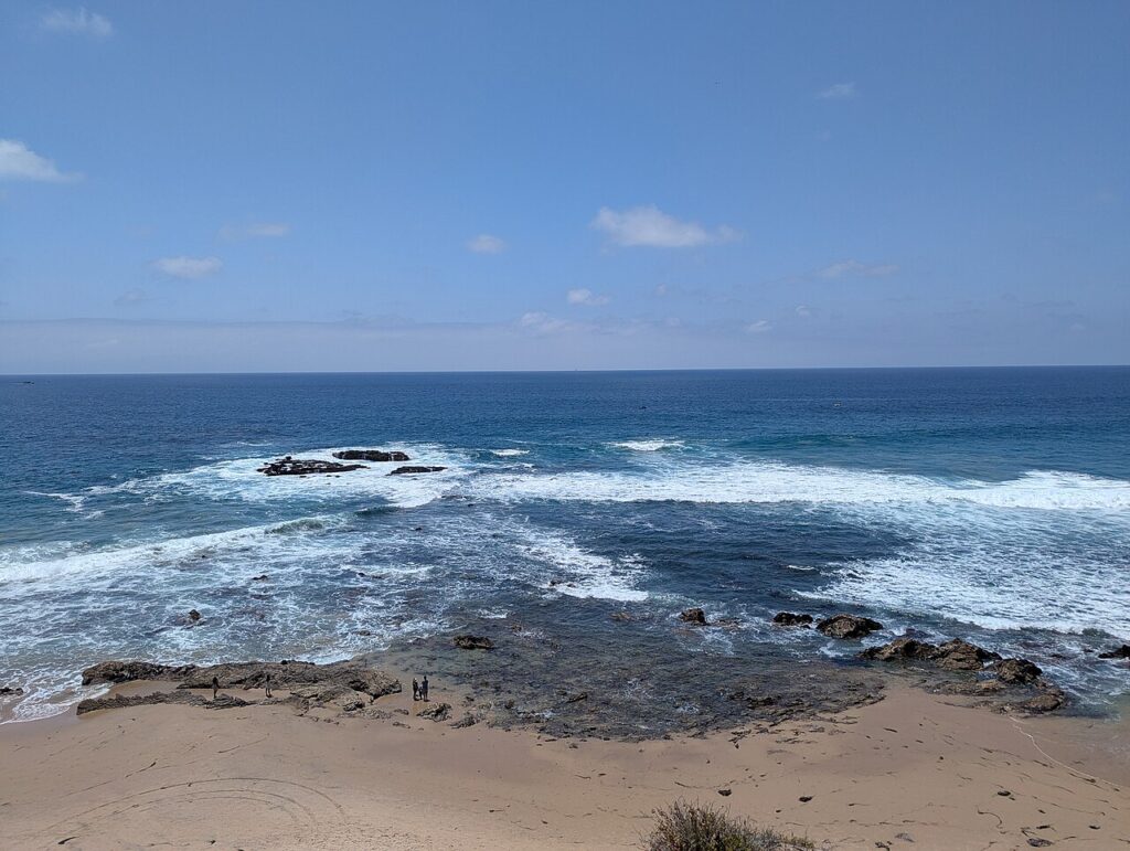 Crystal Cove State Park coastal landscape, photographed in 2025. Archive illustration of Orange County beaches; not a photo of October 2026 erosion damage. Source: Roller Coaster Philosophy / Wikimedia Commons, CC BY 2.0.