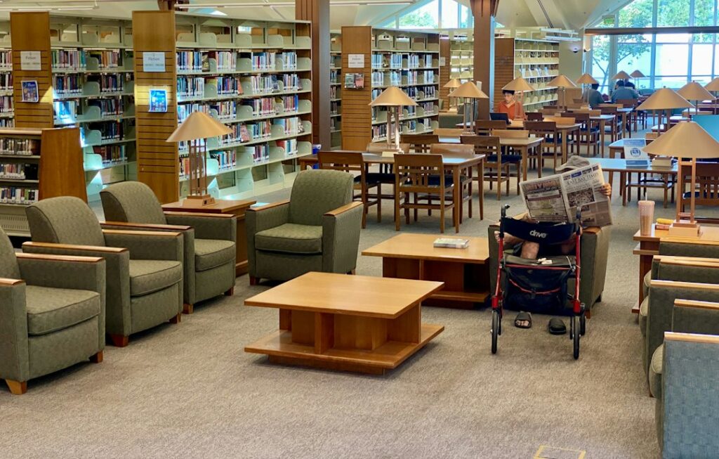 Illustrative library interior, not the Los Molinos branch