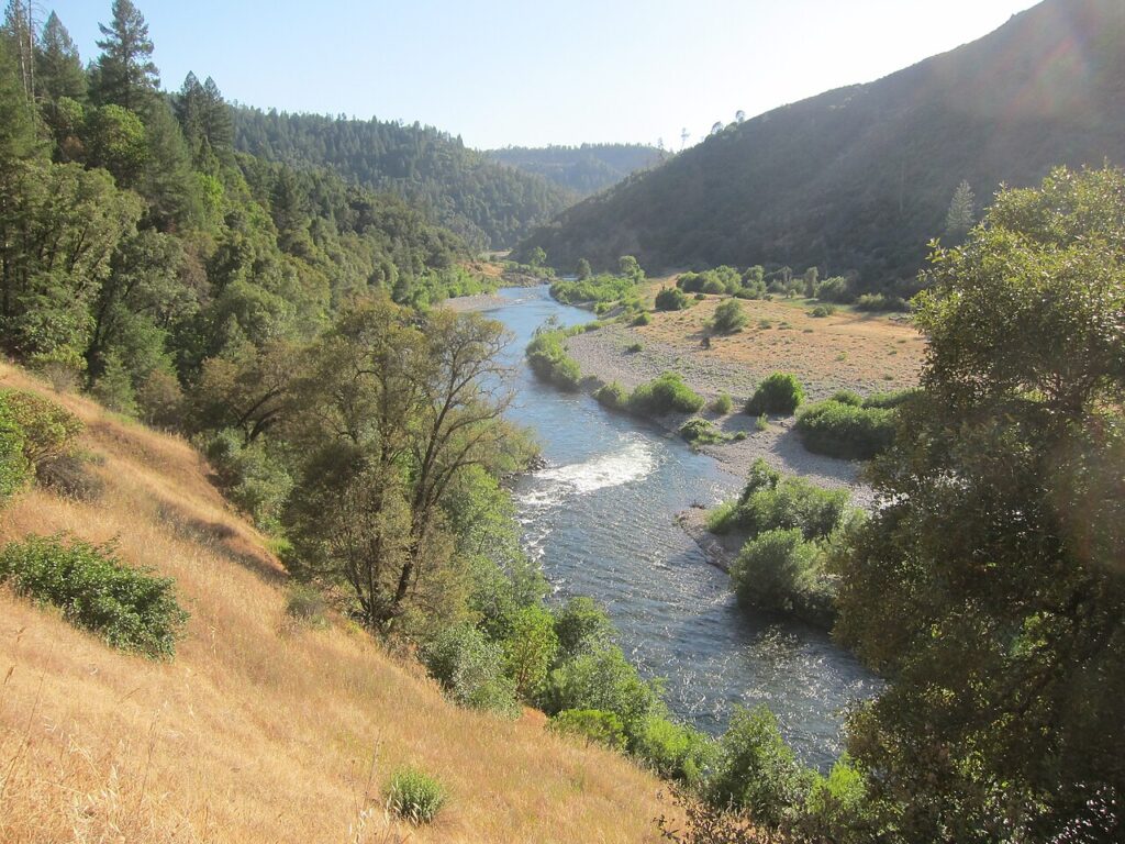 Middle Fork of the American River seen from Quarry Trail near Browns Bar in Auburn State Recreation Area. Photo by Shannon1, June 2018, CC BY-SA 4.0.