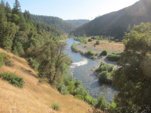 Middle Fork of the American River seen from Quarry Trail near Browns Bar in Auburn State Recreation Area. Photo by Shannon1, June 2018, CC BY-SA 4.0.
