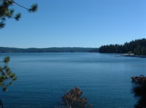 Shaver Lake in Fresno County, California, September 2003. Photo by Kjkolb; CC BY-SA 3.0.