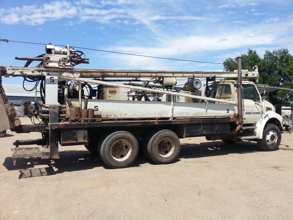 Water well drilling rig at work; illustrative image from Wikimedia Commons by Mcfly05, CC BY-SA 4.0. The photograph does not document a California drilling site.